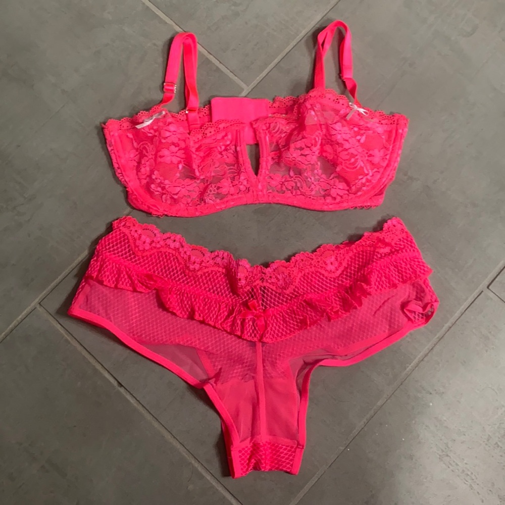 Victoria Secret Bra and Undies 32D and M